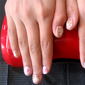 施術された親子ネイルのお客様02